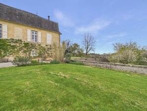 Property grounds - La Sonnerie, nature cottage & shared pool (Fanlac)