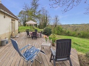 Outdoor dining - La Sonnerie, nature cottage & shared pool (Fanlac)