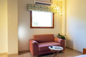 Deluxe Villa, Hill View | Living area