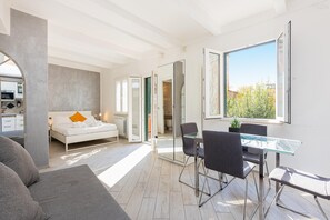 Interior - Monti Terrace (Rome)