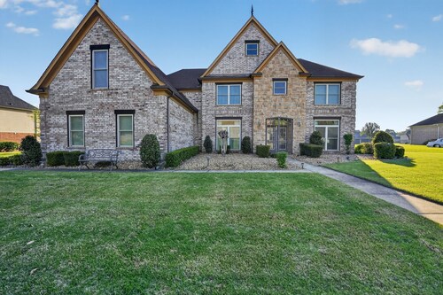 Spacious Lakefront Home | Memphis Retreat