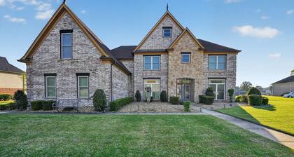 Spacious Lakefront Home | Memphis Retreat