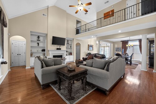 Spacious Lakefront Home | Memphis Retreat