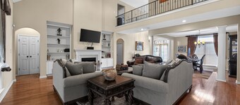 Spacious Lakefront Home | Memphis Retreat