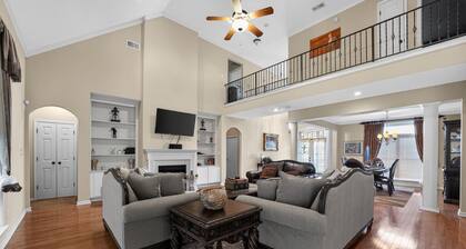 Spacious Lakefront Home | Memphis Retreat