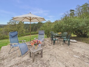 Outdoor dining - Family cottage for 6, share pool & garden (Fanlac)