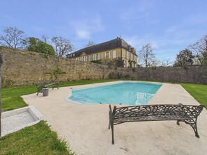 A swimming pool with a stone wall, a bench, and a building in the background. - Family cottage for 6, share pool & garden (Fanlac)