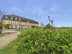 A large, historic building with a symmetrical facade, a central entrance, and a well-maintained garden in the foreground. - Large home for 9 between nature and heritage (Fanlac)