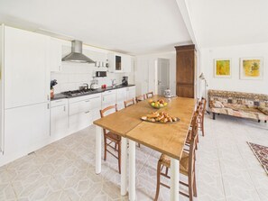 Dining - Large home for 9 between nature and heritage (Fanlac)