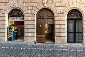 Exterior detail - DEZA| Monti Incanto Boutique Apartment (Roma)