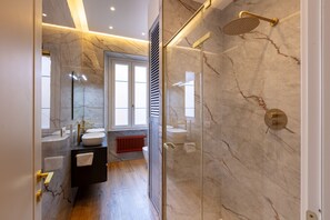 Shower, hair dryer, bidet, towels - DEZA| Monti Incanto Boutique Apartment (Roma)