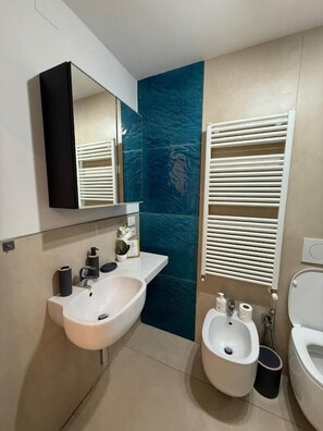 Bathroom - Maggiore Panoramic Tower (Castel Maggiore)