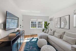TV - Chic One Bed w/ Parking | Hyde Park (Cincinnati)