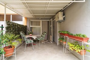 Outdoor dining - Spacious 35 m² studio apartment for 2 people in Crikvenica (Crikvenica)