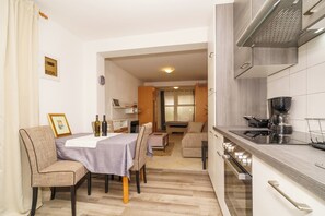 Fridge, oven, stovetop, coffee/tea maker - Spacious 35 m² studio apartment for 2 people in Crikvenica (Crikvenica)