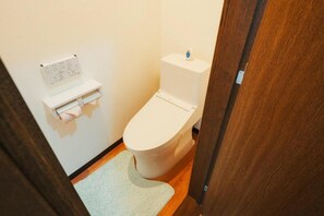 Haartrockner, Bidet, Handtücher, Seife