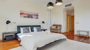 Family Villa, Garden View | Desk, iron/ironing board, free WiFi