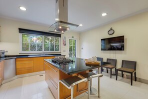 Fridge, microwave, oven, stovetop - Villa Minimalista by HRM (Santa Cruz)