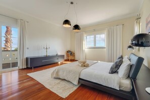 Familie villa, uitzicht op tuin | Een bureau, een strijkplank/strijkijzer, gratis wifi