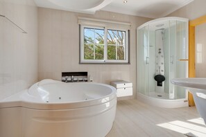 Familie villa, uitzicht op tuin | Badkamer | Een haardroger, handdoeken, zeep, shampoo