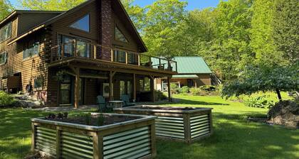 Cozy Waterfront Guesthouse Getaway in Camden with Mountain Views