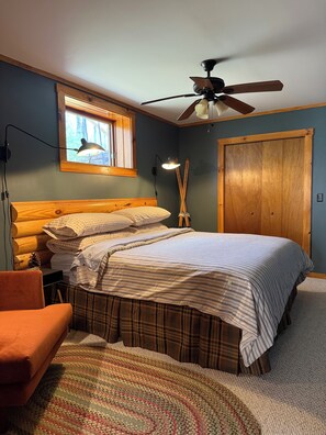 A bedroom with a bed, a ceiling fan, a window, a wardrobe, and a rug. - Cozy Waterfront Guesthouse Getaway in Camden with Mountain Views (Camden)