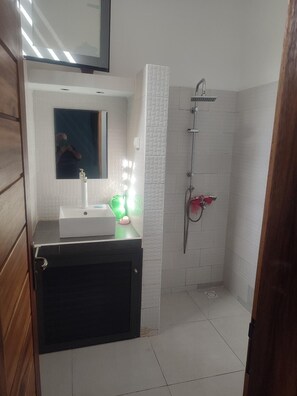 Towels, toilet paper - House 3 Ch. 3 SdeB Swimming pool Personal and WiFi fiber LA SOMONE Senegal (Somone)