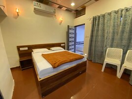 标准双人房 | 客房内保险箱、笔记本电脑工作区、遮光窗帘、隔音