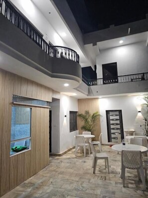 Outdoor dining - The Plum Mount Abu (Mount Abu)