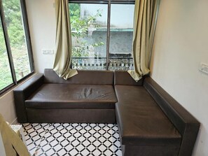Family Room, Balcony, Mountain View | Living area