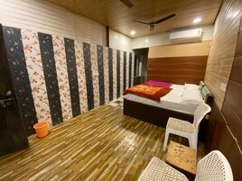 家庭房, 阳台, 山景 | 客房内保险箱、笔记本电脑工作区、遮光窗帘、隔音