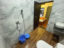 Un baño con ducha, inodoro y lavamanos.