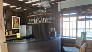 House, Multiple Bedrooms, Non Smoking | Bar (di hartanah)
