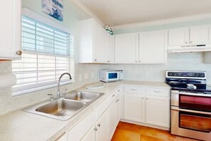 Private kitchen - Flamingo Lagoon Waterfront Hideaway with Dock (Corpus Christi)