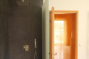 Tweepersoonskamer, balkon, uitzicht op tuin | Badkamer