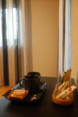 Tweepersoonskamer, balkon, uitzicht op tuin | Eten en drinken