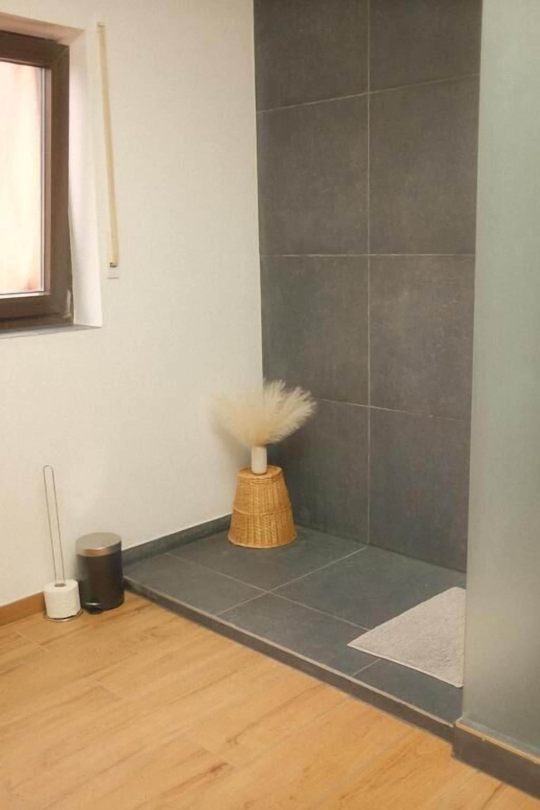 Doppelzimmer, Balkon, Gartenblick | Badezimmer | Haartrockner, Handtücher, Toilettenpapier
