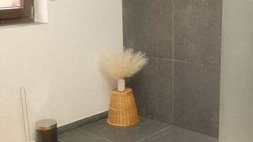 Doppelzimmer, Balkon, Gartenblick | Badezimmer | Haartrockner, Handtücher, Toilettenpapier