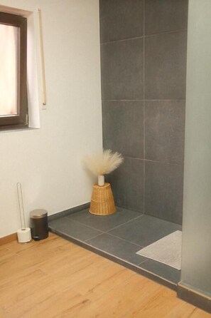 Tweepersoonskamer, balkon, uitzicht op tuin | Badkamer | Een haardroger, handdoeken, toiletpapier