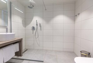 Hair dryer, towels - Serene Lakeview Room with Onsite Dining Near Iguana Reptile Zoo (Arnemuiden)