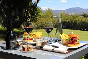 Outdoor dining - Le daya Hôtel & Spa  (Roquebrune-sur-Argens)