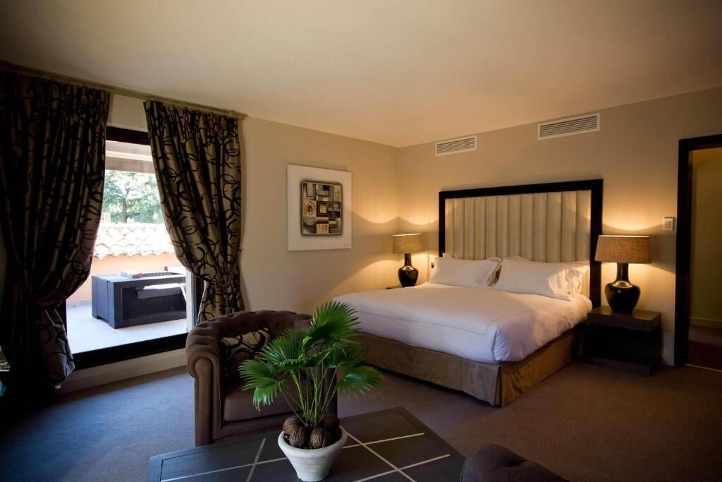 Deluxe Suite | In-room safe, blackout curtains, soundproofing, iron/ironing board
