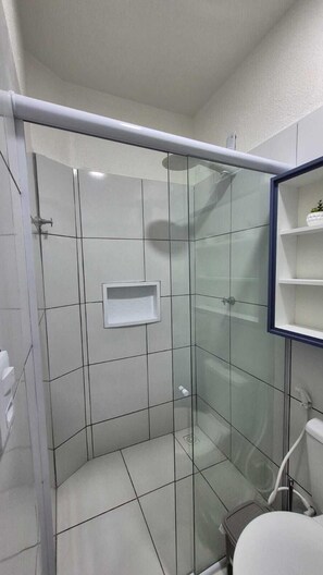 Chambre Familiale, vue jardin | Salle de bain