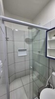 Quarto família, vista para o jardim | Banheiro | Chuveiro, toalhas de banho, sabonete, shampoo
