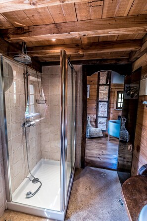 Douche, sèche-cheveux, serviettes fournies, savon