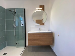 Dusche, Haartrockner, Handtücher, Seife