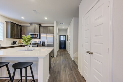 Sleeps 18 5BR Walden Home Near Lake Conroe & Margaritaville