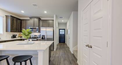 Sleeps 18 5BR Walden Home Near Lake Conroe & Margaritaville