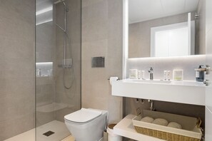 Shower, towels - Boutique Apt | Golf, Sea & Mtn Views | Pool, Sauna & Gym | Mijas Costa (Bloque 1, Piso 2, Escalera 1, Puerta C)