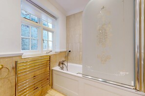 Hair dryer, towels, soap, shampoo - 2BR Flat-11 min to Kensington Palace/2 min to Tube (London)
